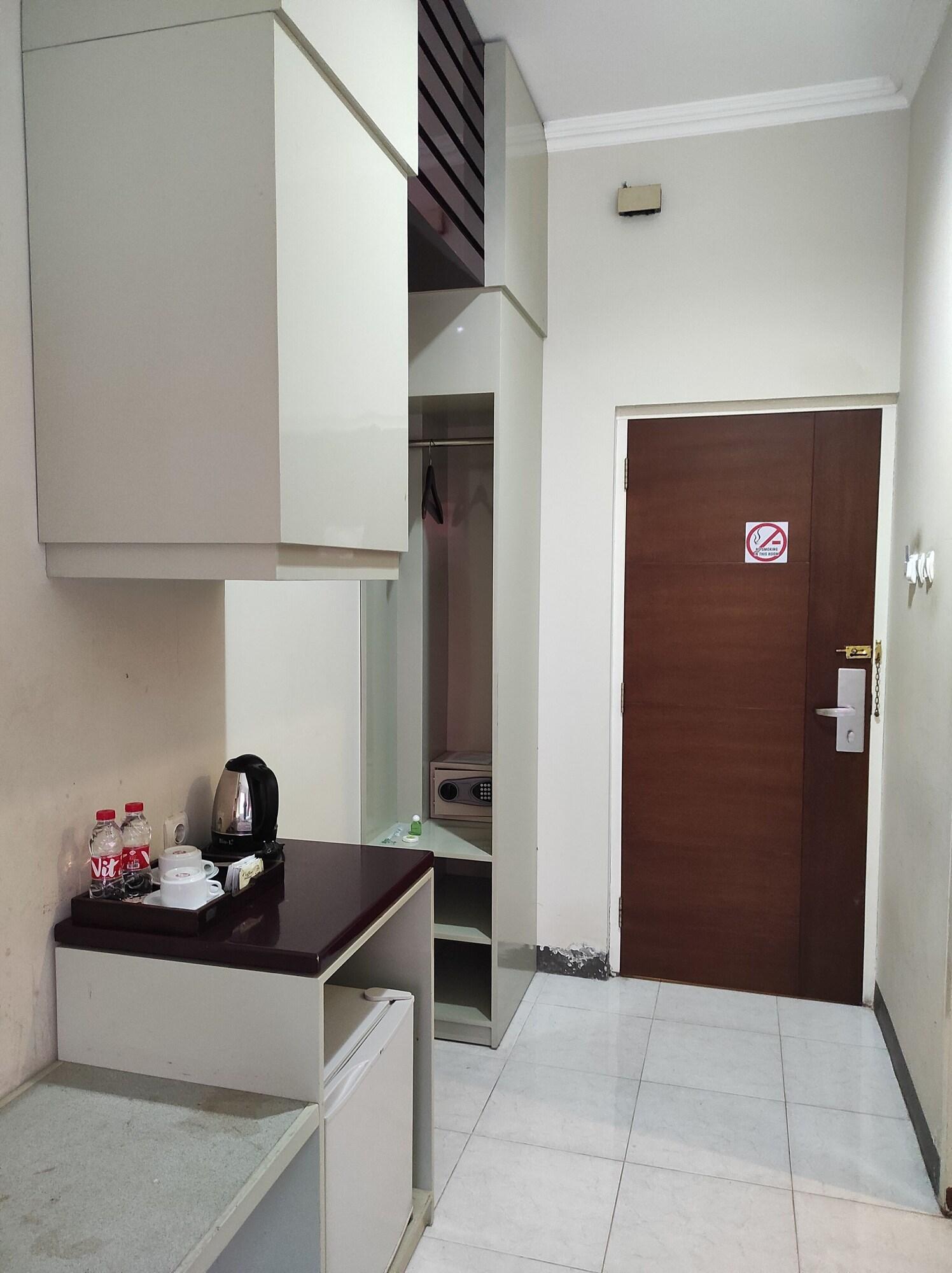 โรงแรมออร์เลน ยอกยาการ์ตา ภายนอก รูปภาพ