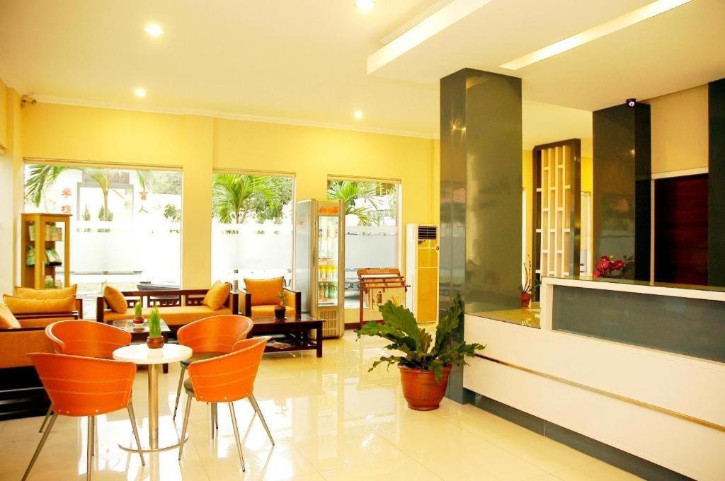 โรงแรมออร์เลน ยอกยาการ์ตา ภายนอก รูปภาพ